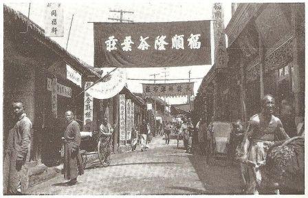 Earth Market Street in Kaifeng in 1910. The Synagogue was off to the right of the stores on the right.